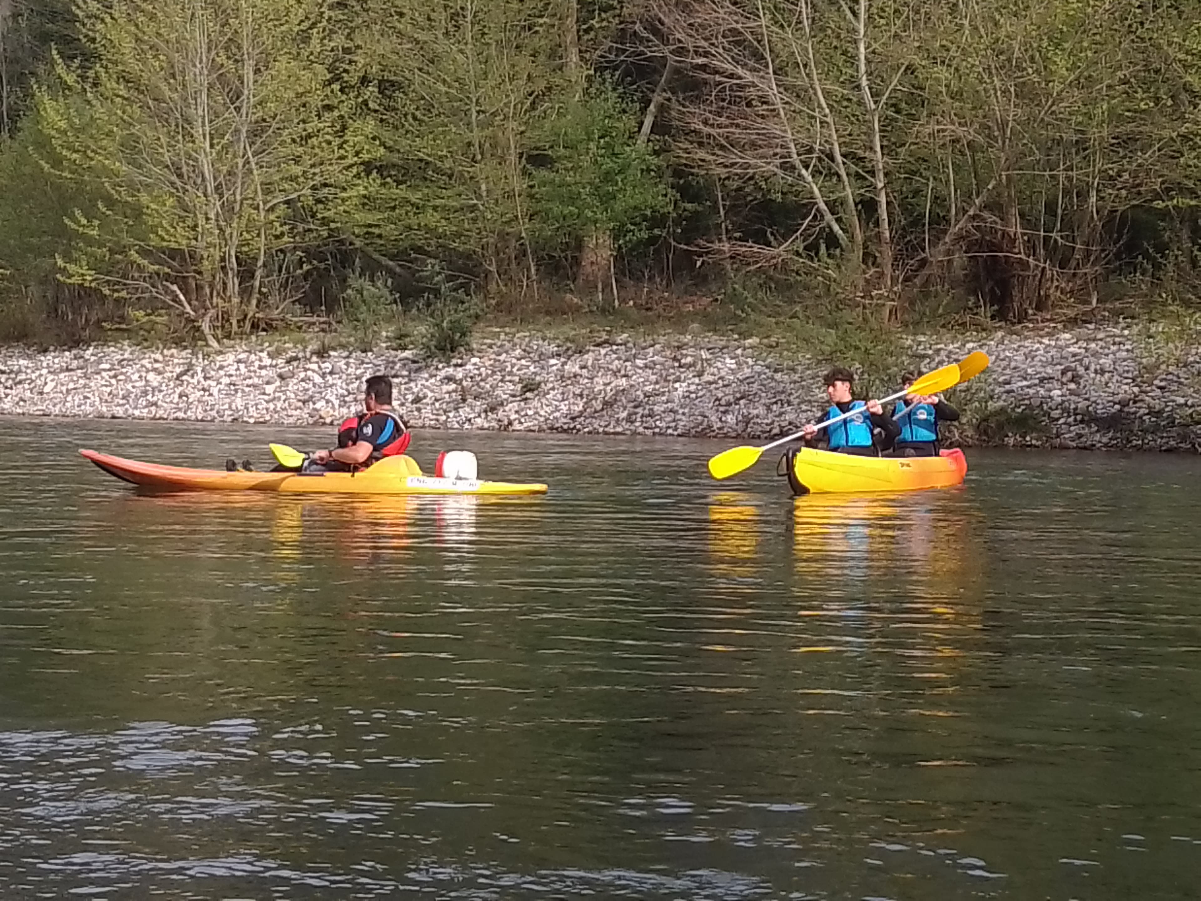 Canoas y Paddel sup Pantano del Ebro